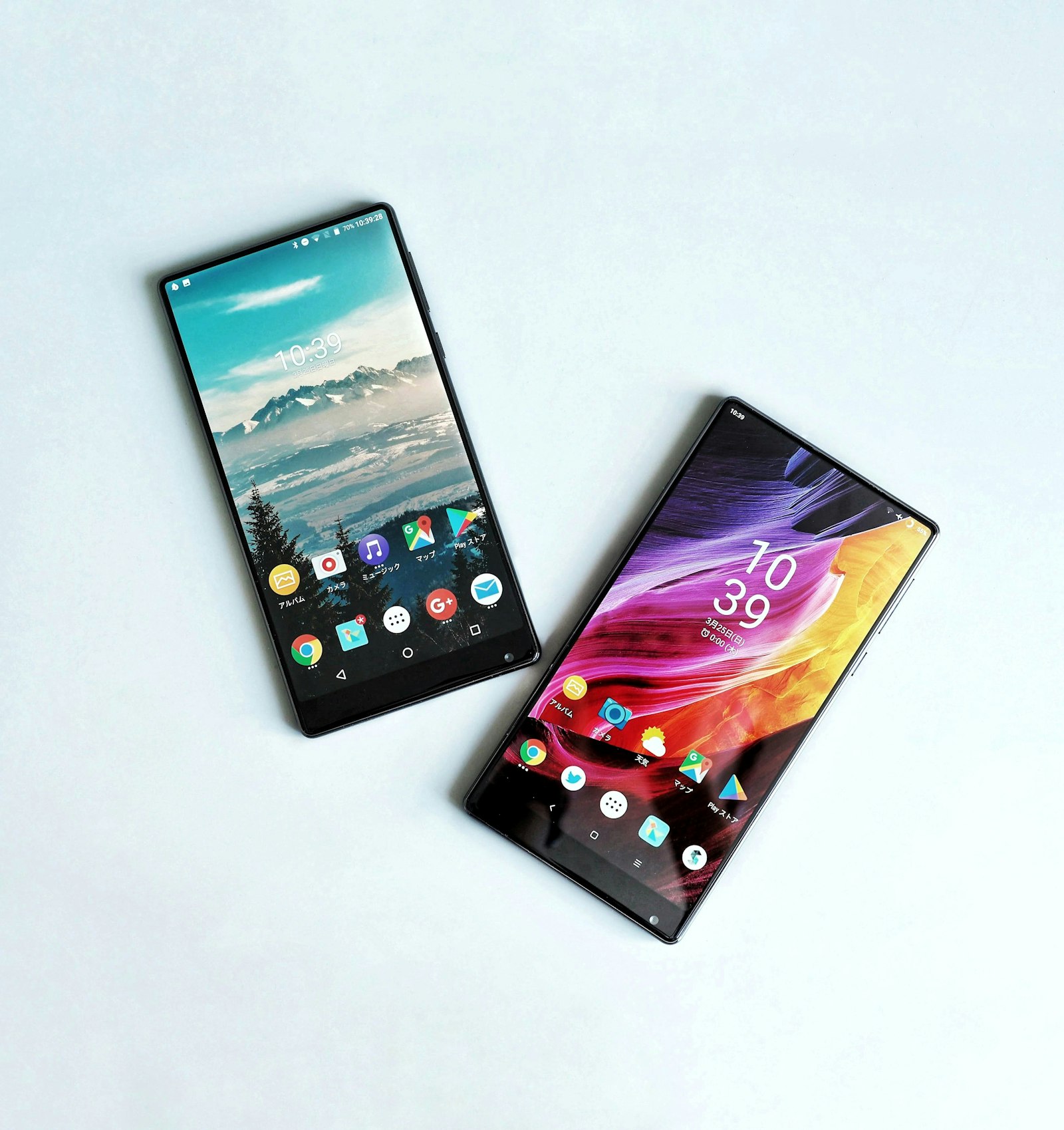 Два Android-смартфона с безрамочными экранами на светлой поверхности — типичный облик флагманской серии FE