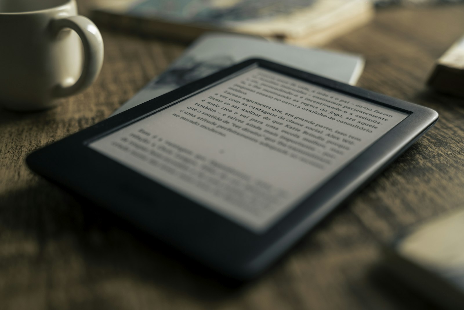 Электронная книга с экраном E-Ink на столе