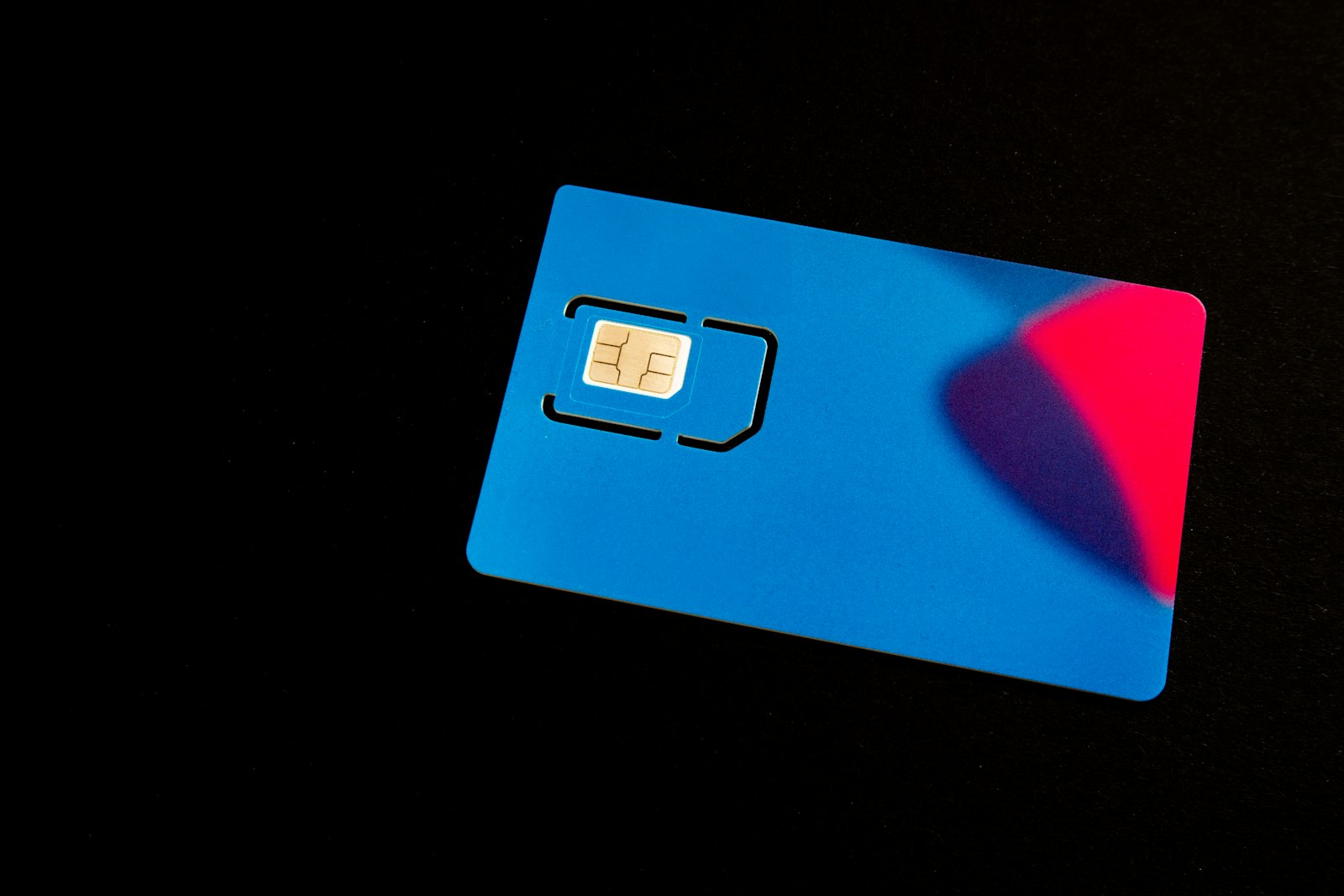 eSIM или физическая SIM-карта: что выбрать в 2026