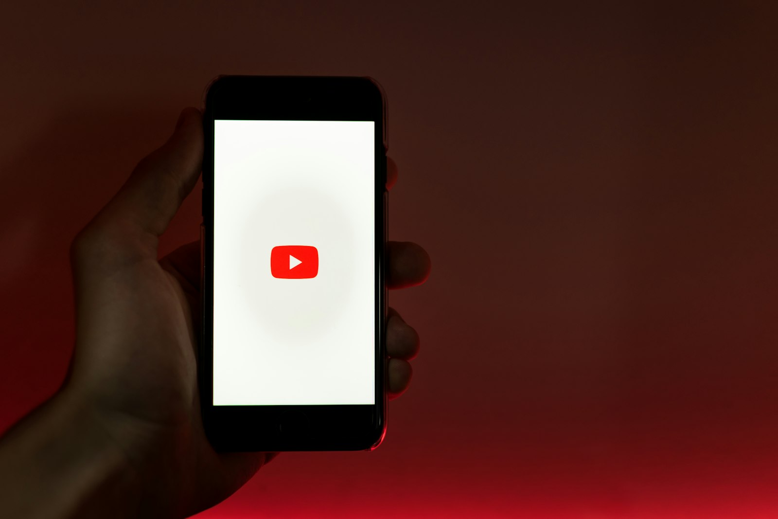 Тонкий смартфон на светлом фоне — Sony Xperia 10 VIII с OLED-дисплеем 2026