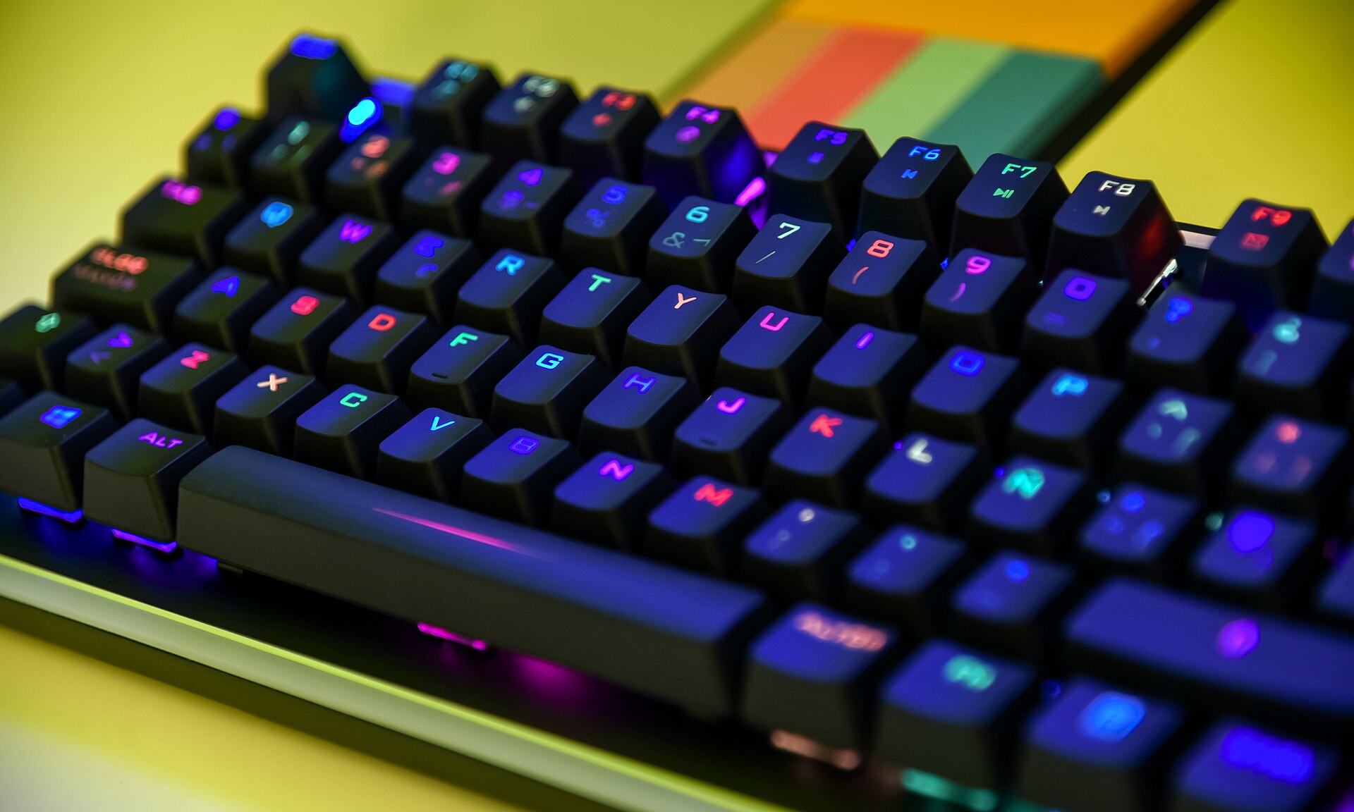 Механическая клавиатура с RGB-подсветкой крупным планом