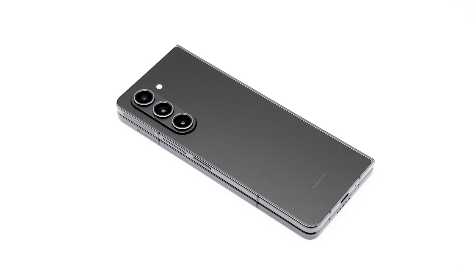 Складной смартфон Samsung в сложенном виде крупным планом