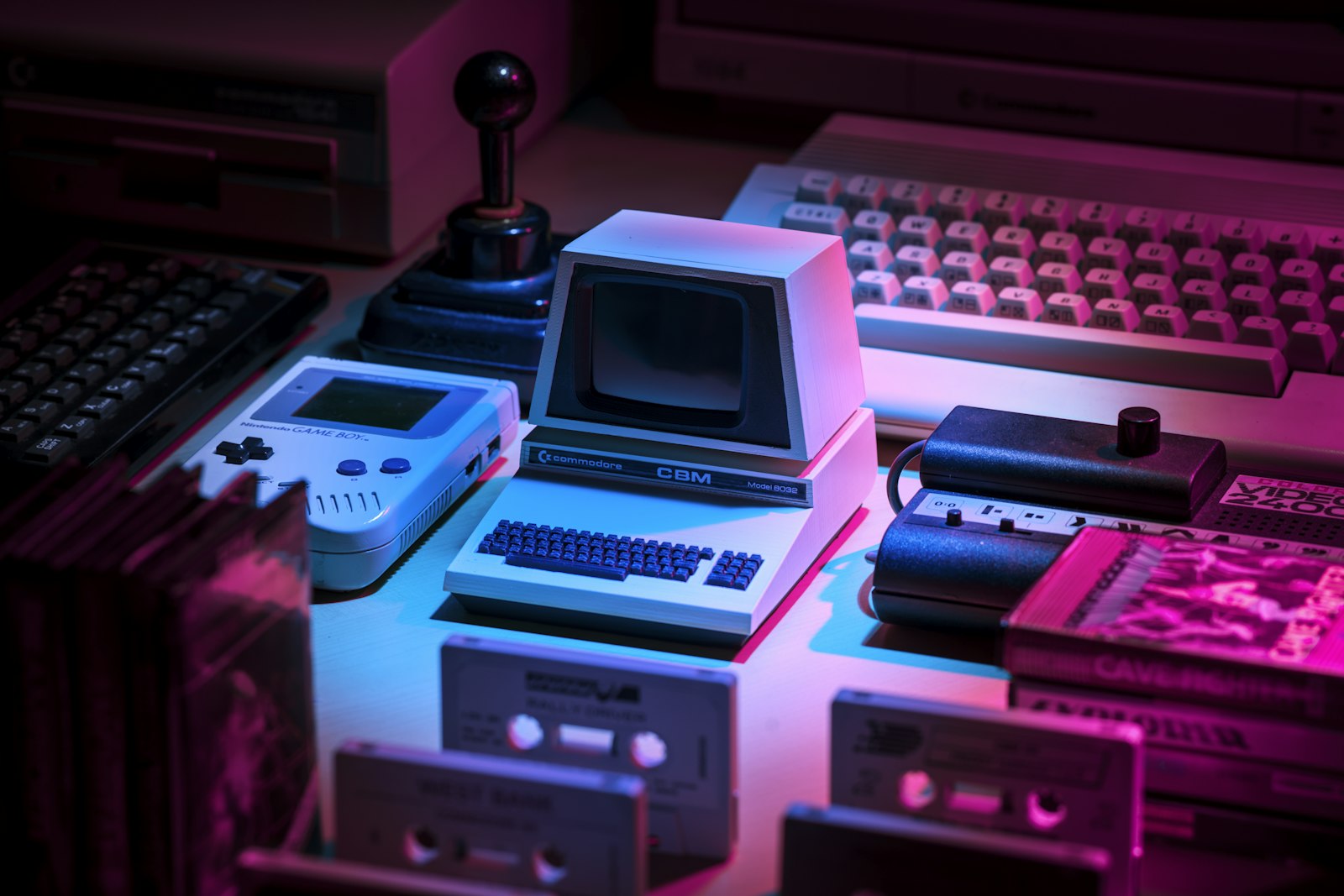 Ретро-игровые устройства с неоновой RGB-подсветкой — Game Boy и Commodore CBM как отсылка к 20-летию ROG Xbox Ally X20