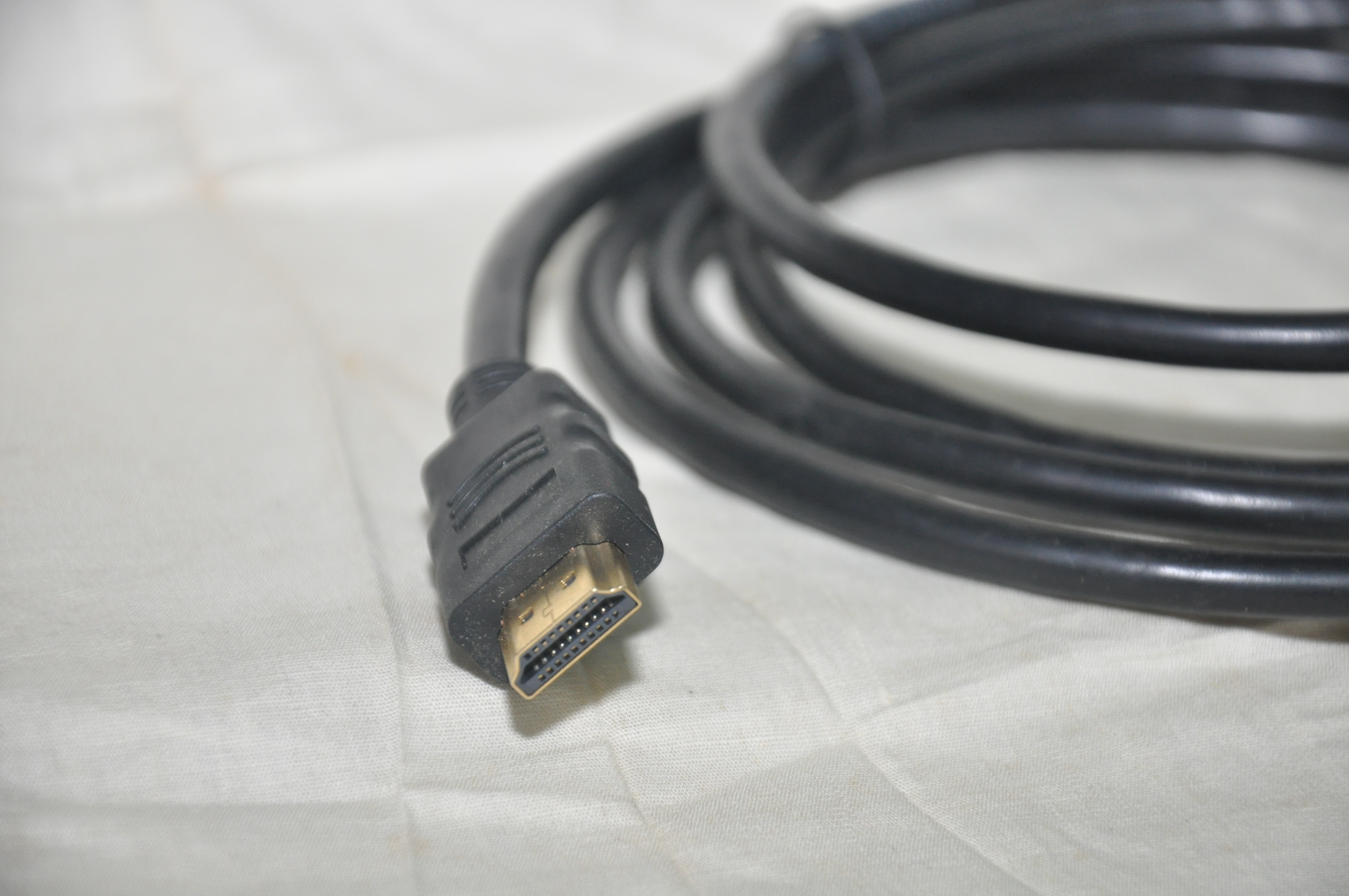 Разъём кабеля HDMI с золотистыми контактами крупным планом