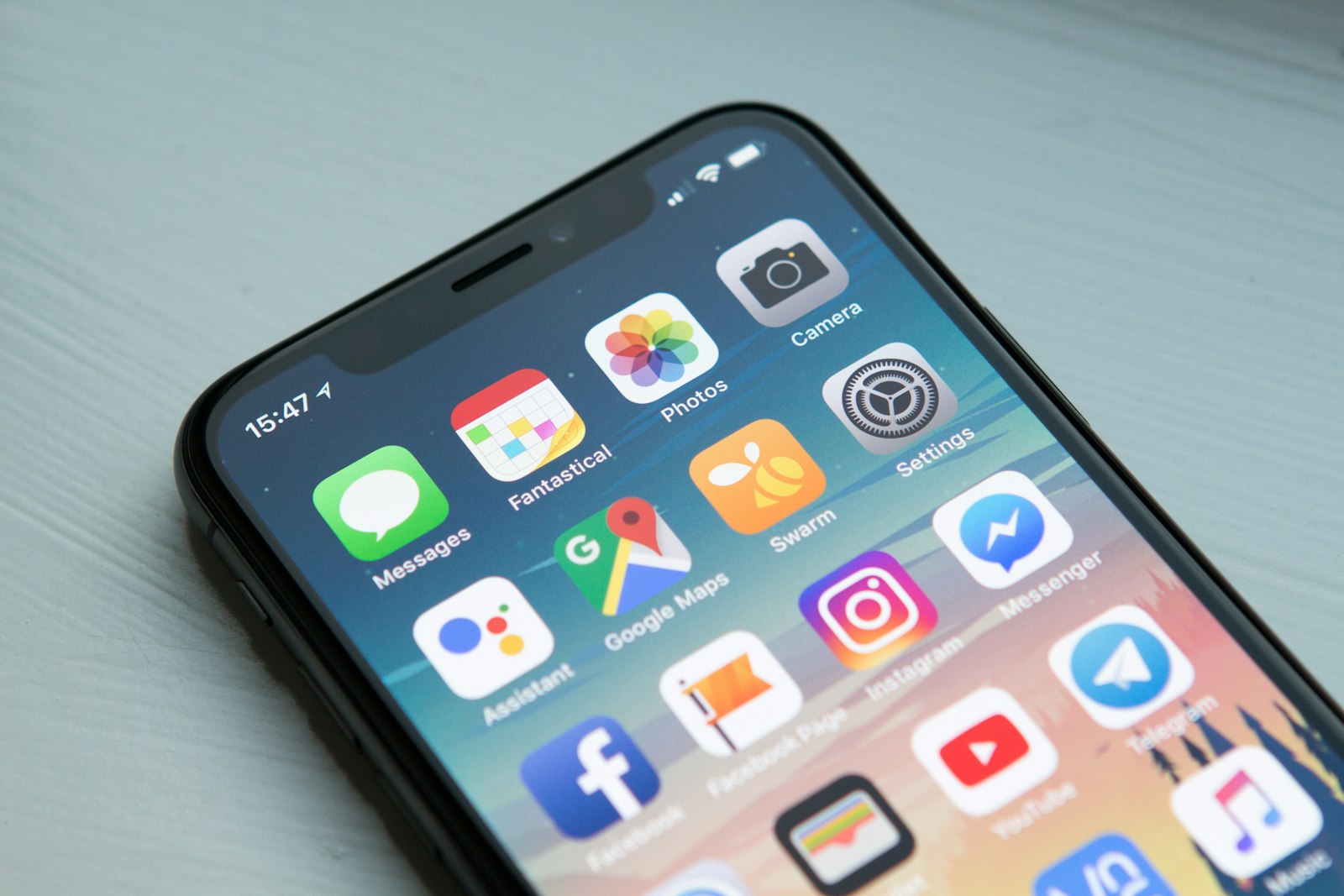 Смартфон с экраном приложений на столе — Android-устройство крупным планом