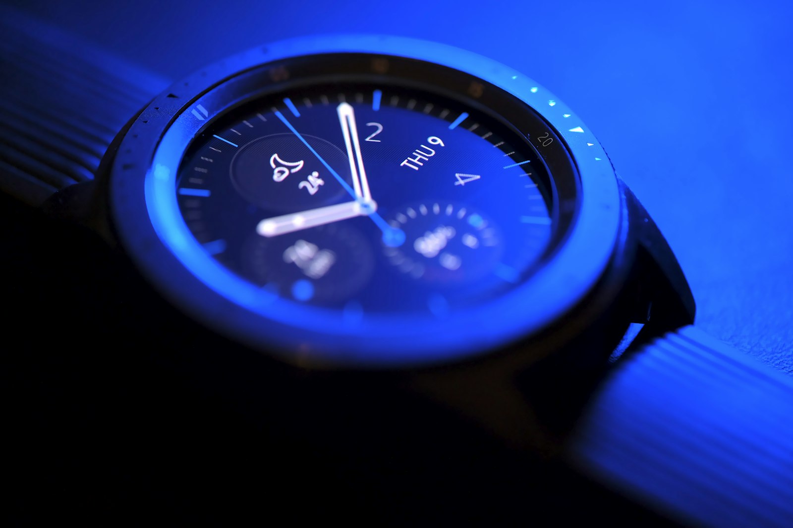 Круглые умные часы с синей подсветкой на тёмном фоне — OPPO Watch S2 фитнес-часы с режимом FatMax