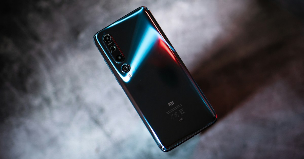 Чёрный Android-смартфон Xiaomi с многокамерным блоком на тёмном фоне — класс бюджетных флагманов