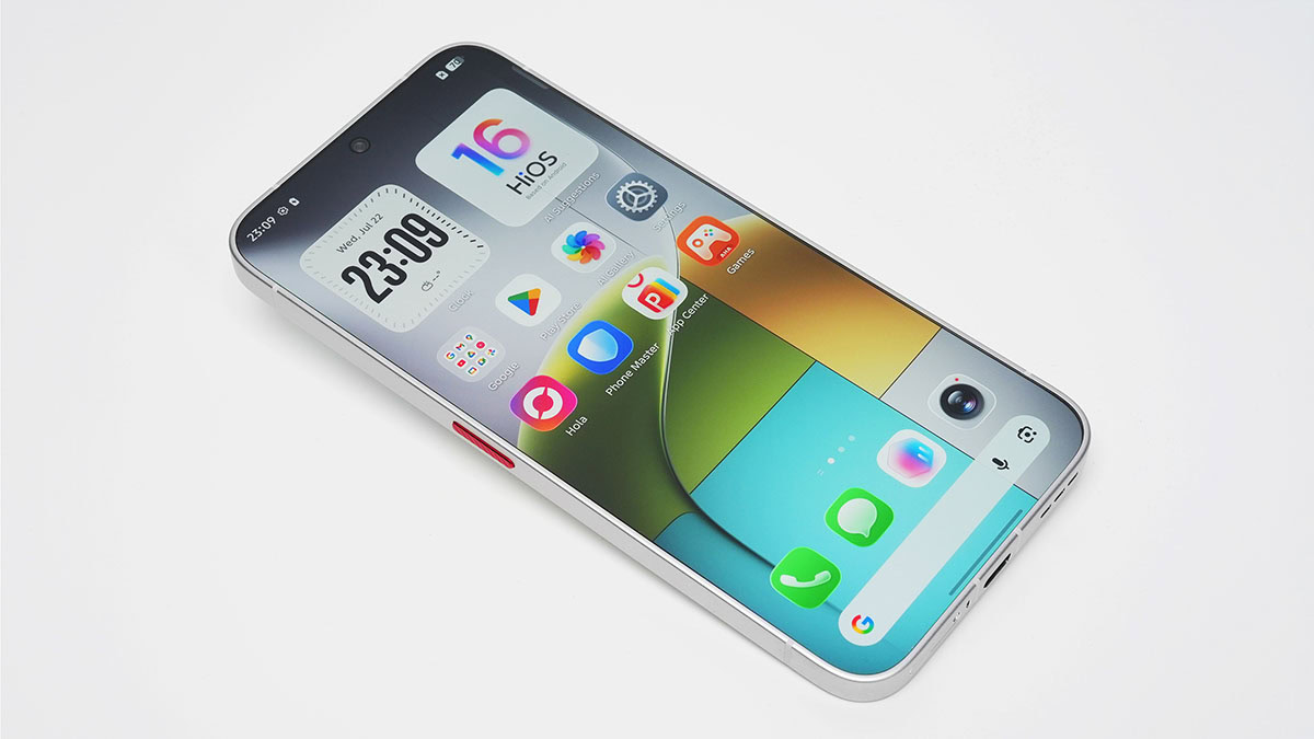 TECNO Borderless Concept — смартфон с дисплеем без рамок на белом фоне