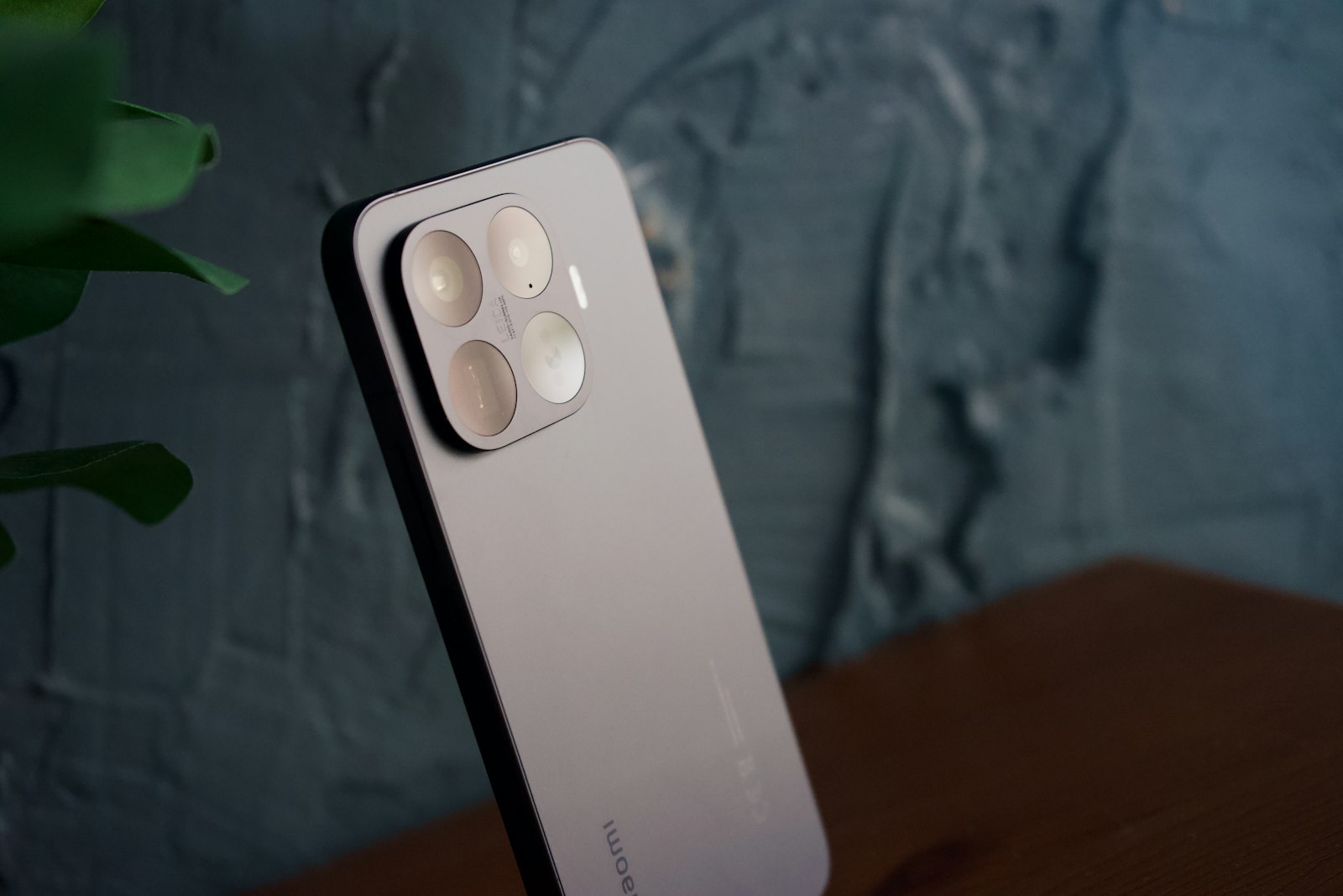 Смартфон Xiaomi с тройной камерой крупным планом на тёмном фоне — флагманская серия 2026