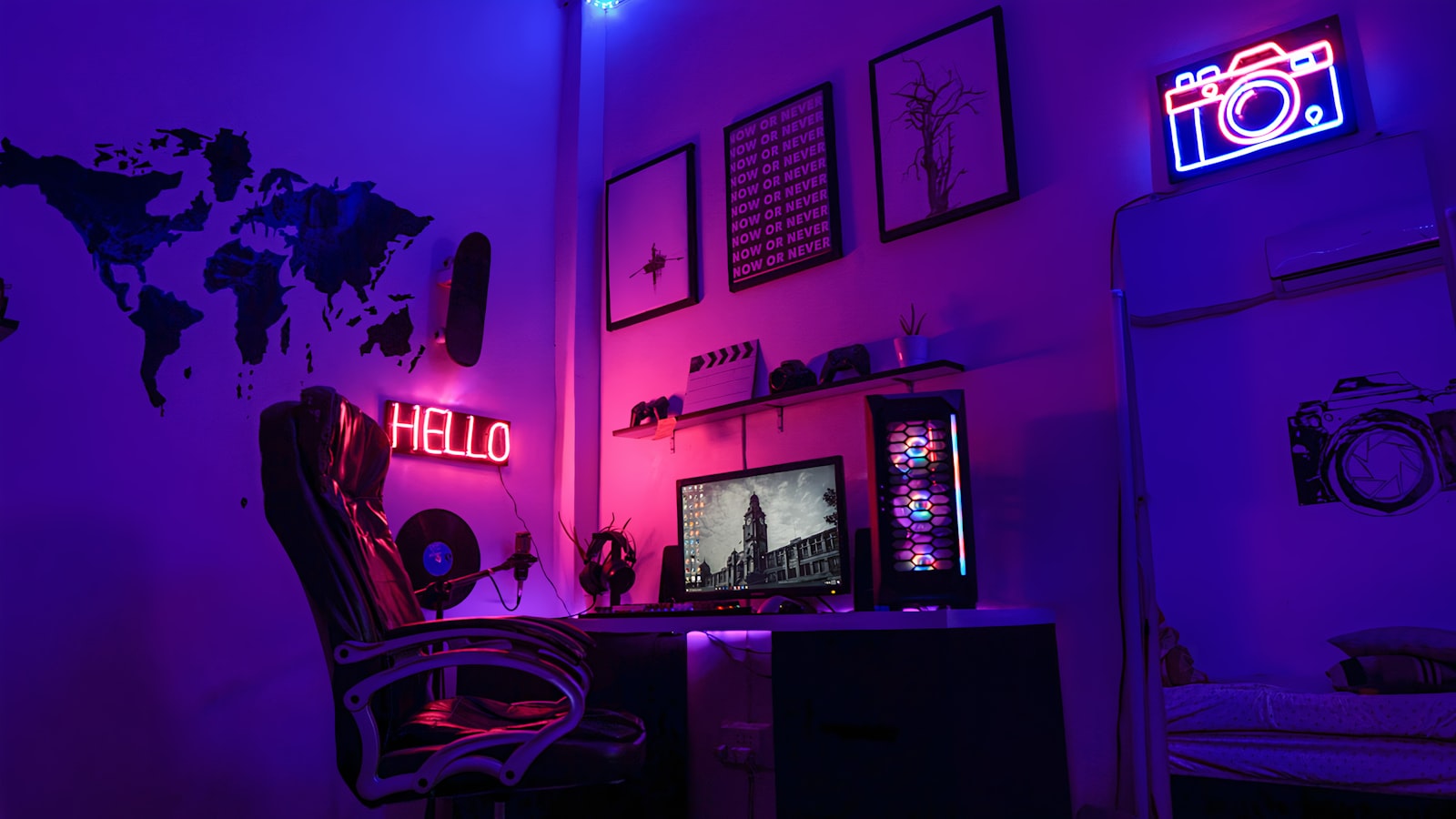 Игровая комната с RGB-подсветкой — Valve Steam Frame автономная VR-гарнитура 2026