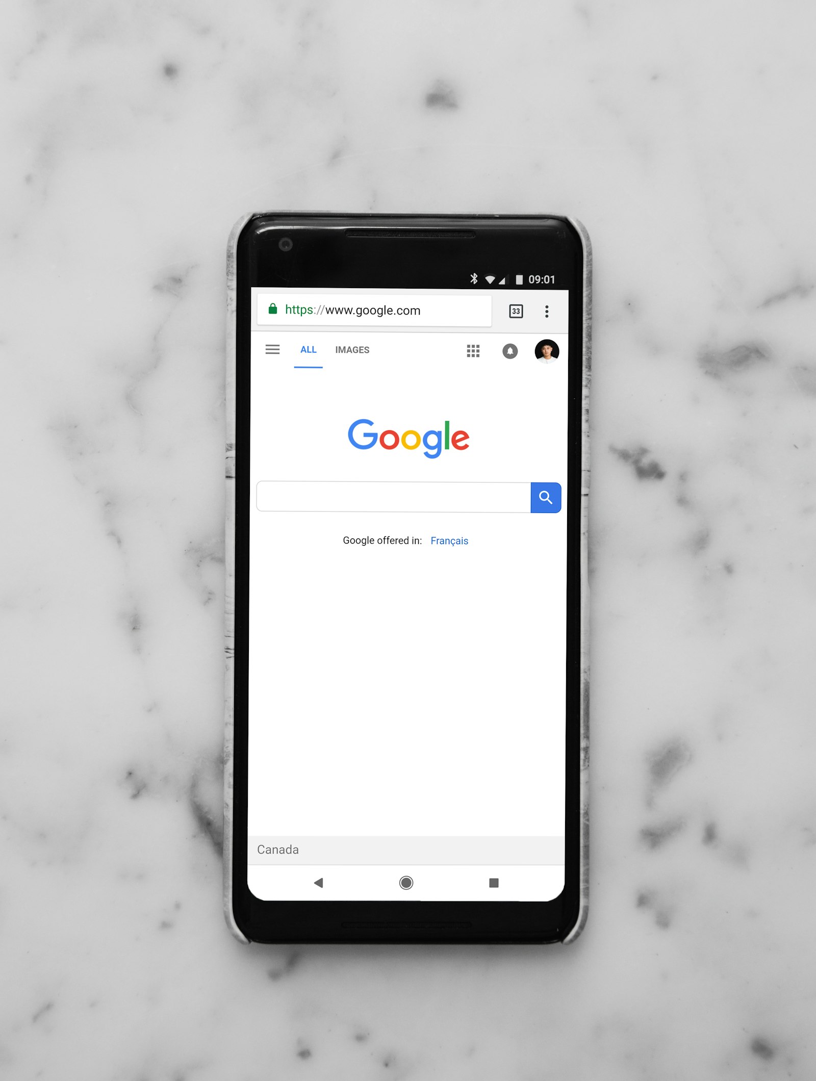 Смартфон с AMOLED-экраном лежит на мраморной поверхности — Vivo V80 2026
