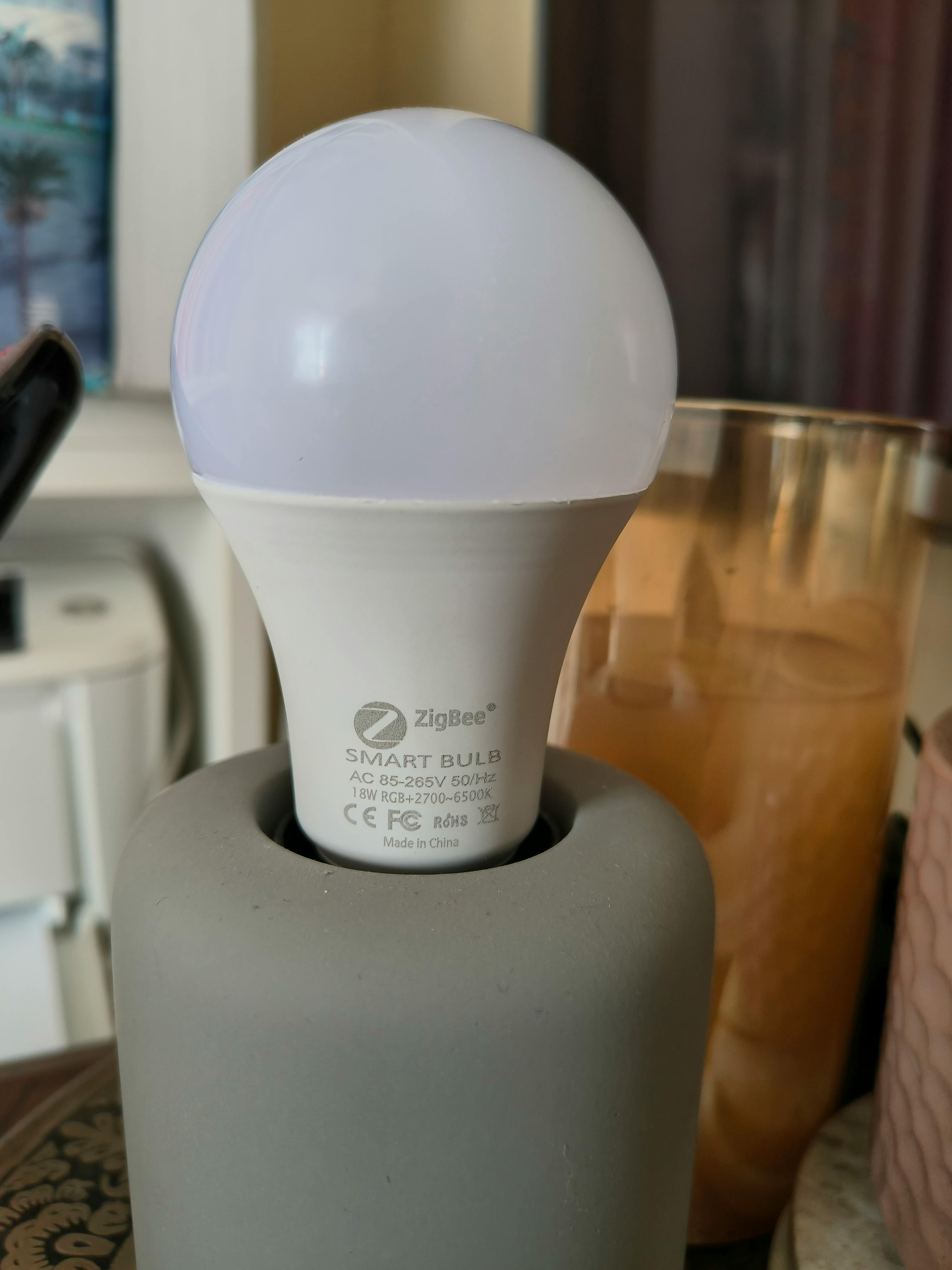 Обзор умной лампочки 2026: умная LED-лампа с цоколем E27 и поддержкой RGB
